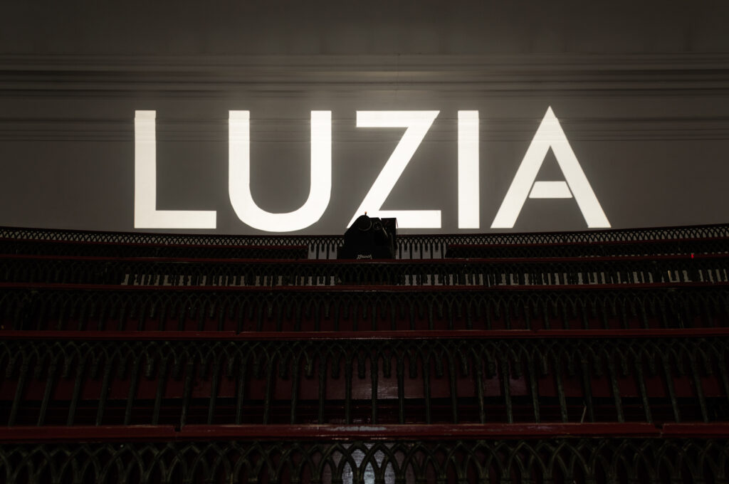 Projeção do nome Luzia em instalação de Felippe Moraes no Museu da Ciência da Universidade de Coimbra.