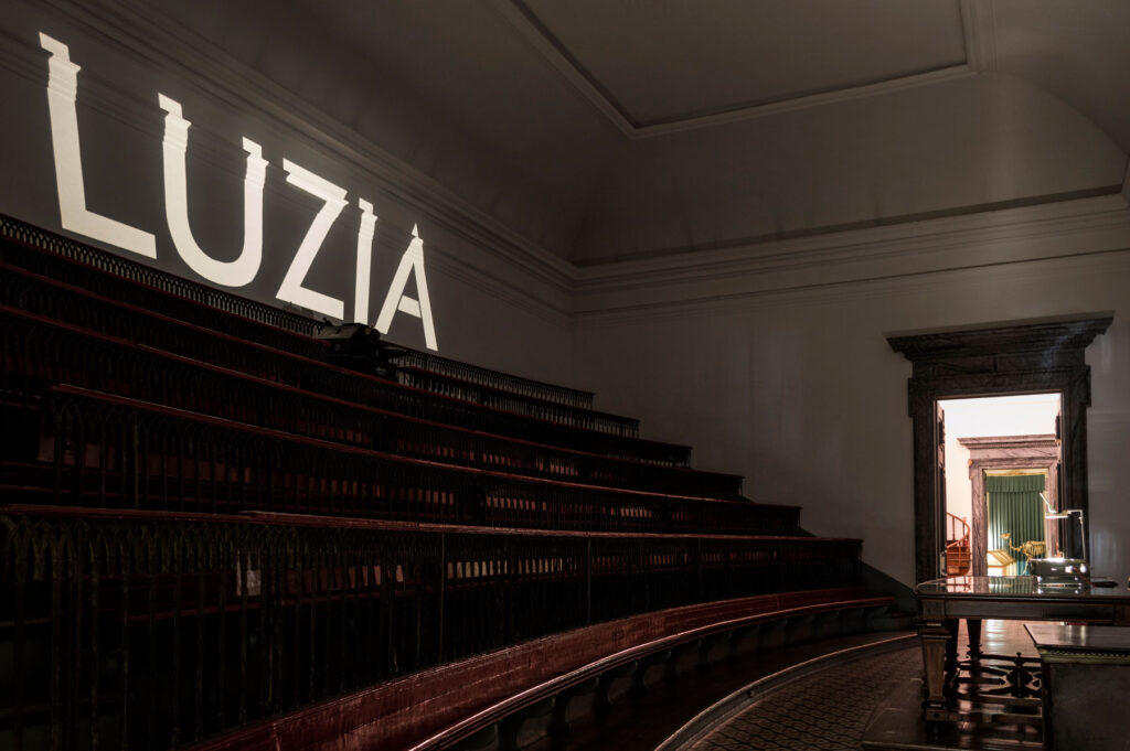 Projeção do nome Luzia em instalação de Felippe Moraes no Museu da Ciência da Universidade de Coimbra.