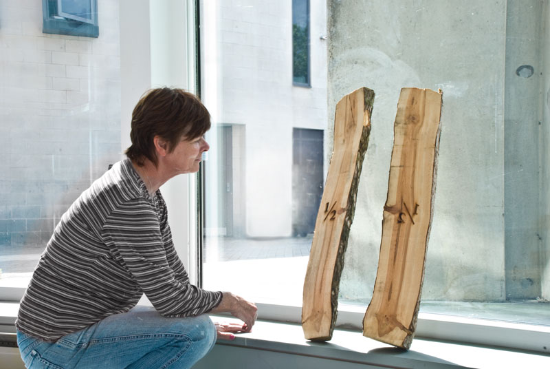 Vista da obra 1/2 (2012) na exposição Matter com obras instaladas explorando geometria e medida na MK Gallery.