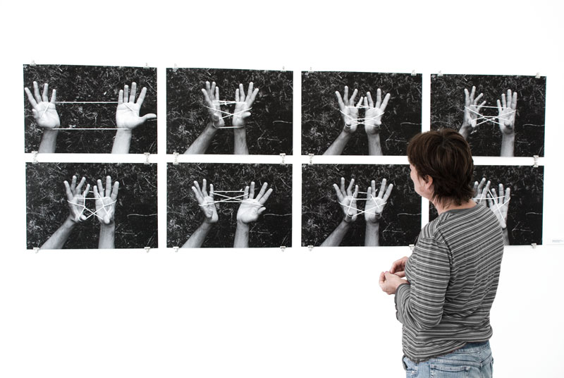 Vista da obra Homenagem a Pitágoras (2012) na exposição Matter com obras instaladas explorando geometria e medida na MK Gallery.