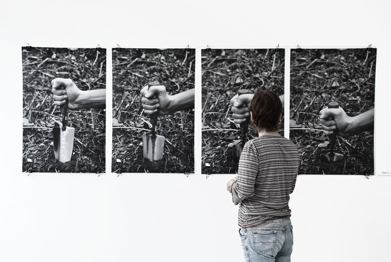 Vista da obra Chão Medido (2012) na exposição Matter com obras instaladas explorando geometria e medida na MK Gallery.