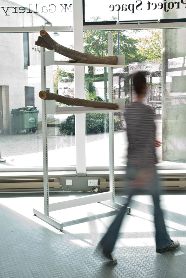 Vista da obra Totem #1 (2012) na exposição Matter com obras instaladas explorando geometria e medida na MK Gallery.