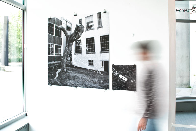 Vista da obra 16kg para entortar uma árvore (2012) na exposição Matter com obras instaladas explorando geometria e medida na MK Gallery.