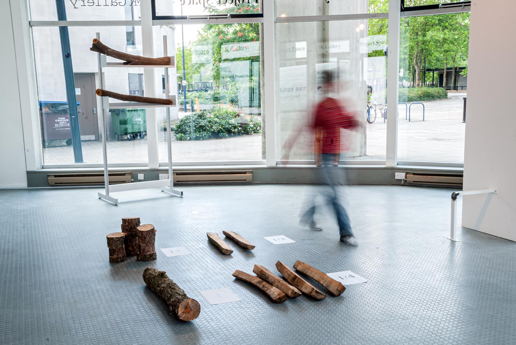 Vista da exposição Matter com obras instaladas explorando geometria e medida na MK Gallery.