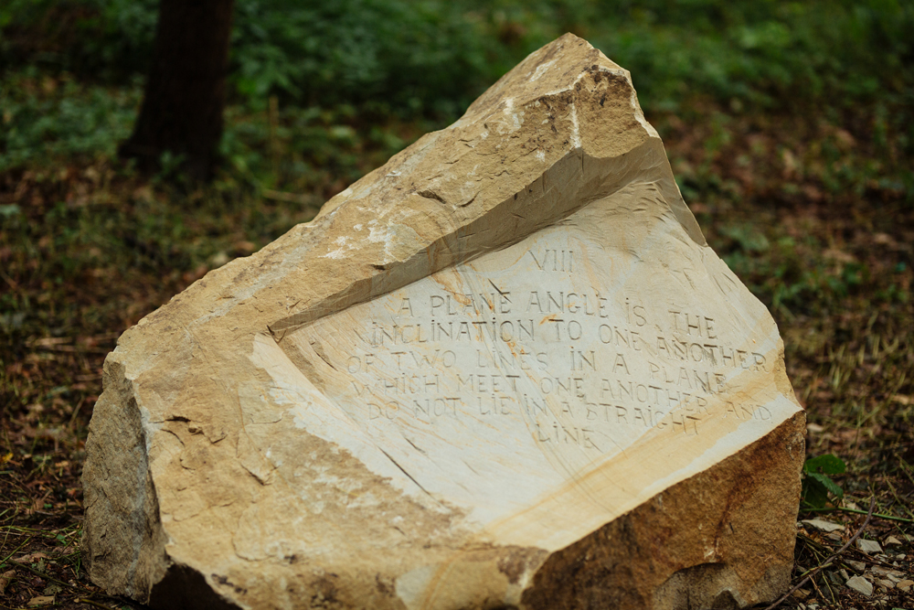 Inscrição geométrica gravada em pedra na obra Monumento a Euclides.