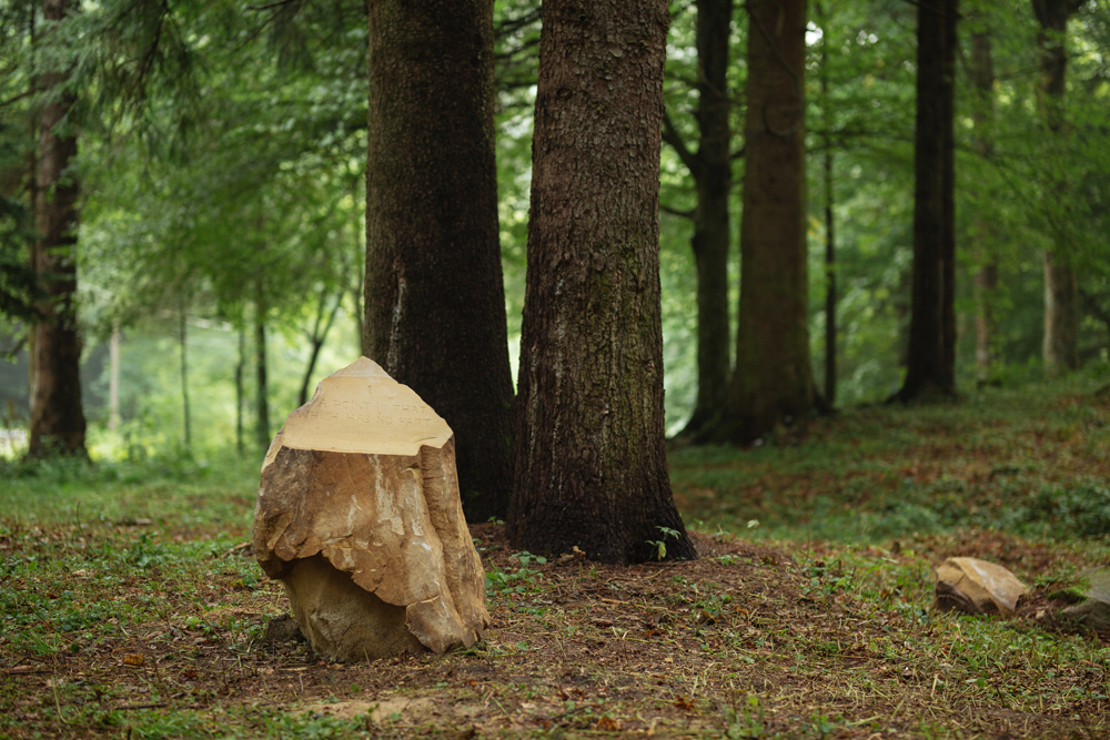 Inscrição geométrica gravada em pedra na obra Monumento a Euclides.