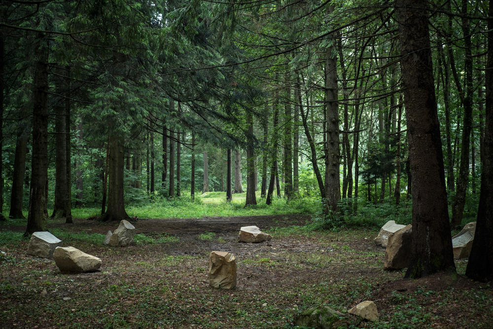 Círculo de pedras da obra Monumento a Euclides em paisagem natural.