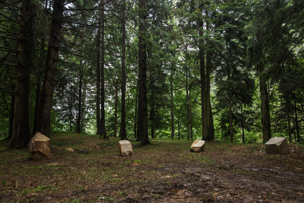 Instalação Monumento a Euclides de Felippe Moraes com pedras em círculo formando monumento geométrico.