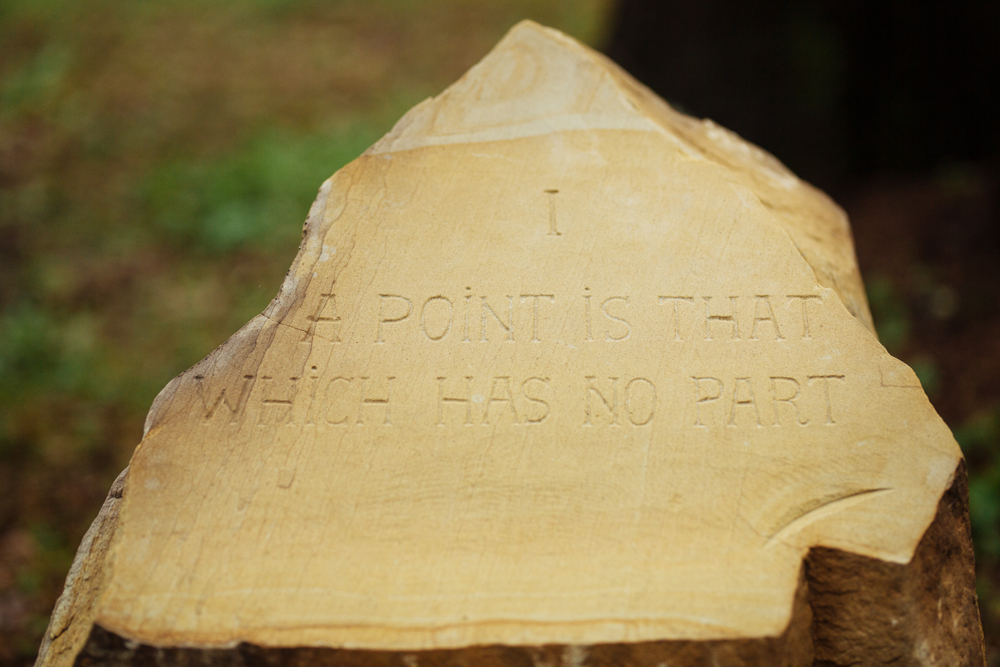 Inscrição geométrica gravada em pedra na obra Monumento a Euclides.
