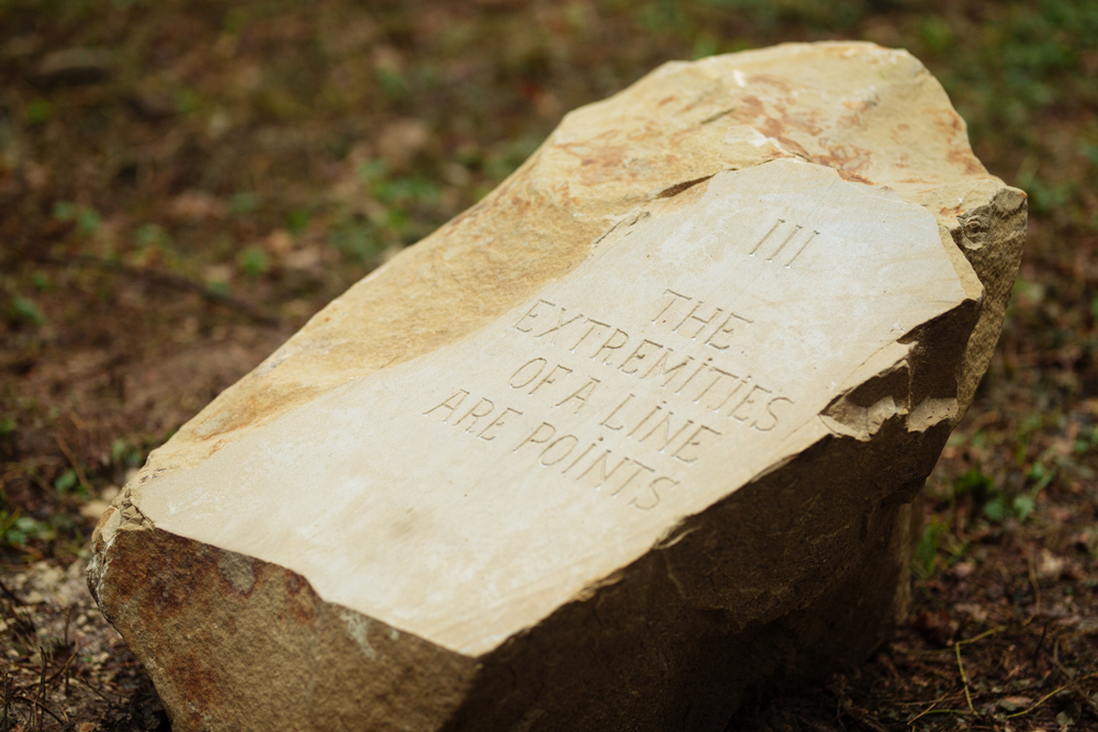 Inscrição geométrica gravada em pedra na obra Monumento a Euclides.