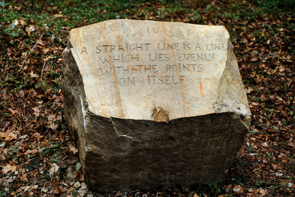 Inscrição geométrica gravada em pedra na obra Monumento a Euclides.
