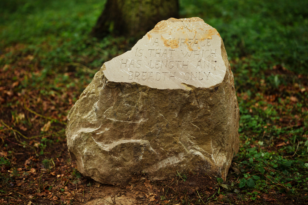 Inscrição geométrica gravada em pedra na obra Monumento a Euclides.