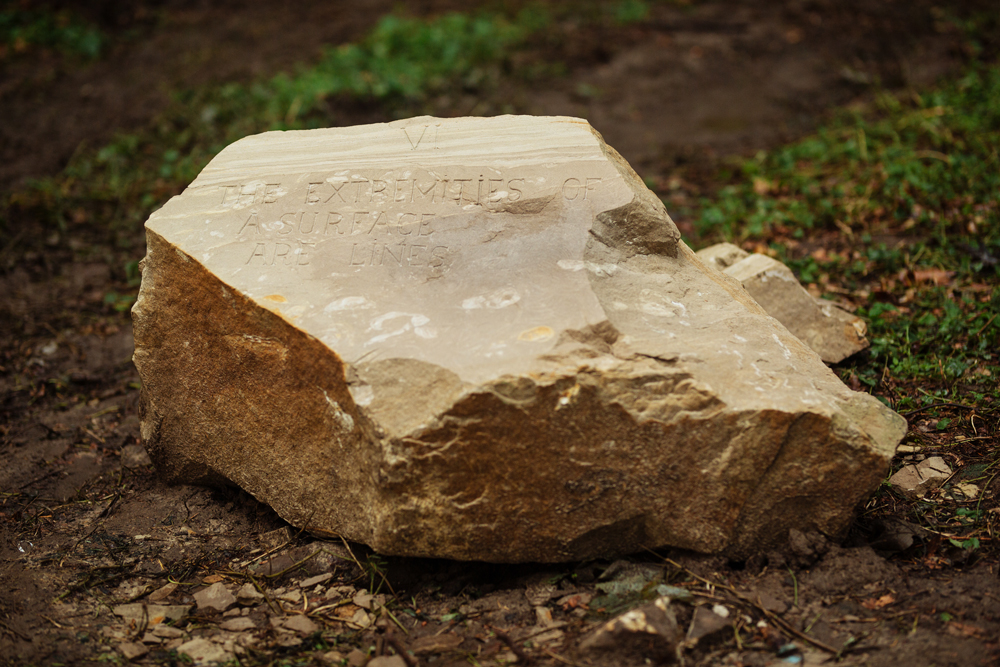 Inscrição geométrica gravada em pedra na obra Monumento a Euclides.