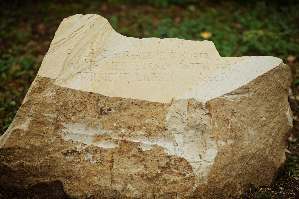 Inscrição geométrica gravada em pedra na obra Monumento a Euclides.