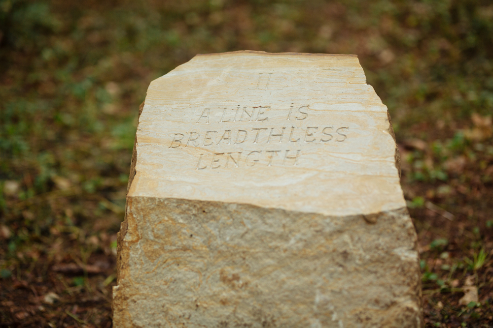 Inscrição geométrica gravada em pedra na obra Monumento a Euclides.