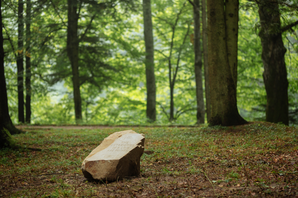 Inscrição geométrica gravada em pedra na obra Monumento a Euclides.Inscrição geométrica gravada em pedra na obra Monumento a Euclides.