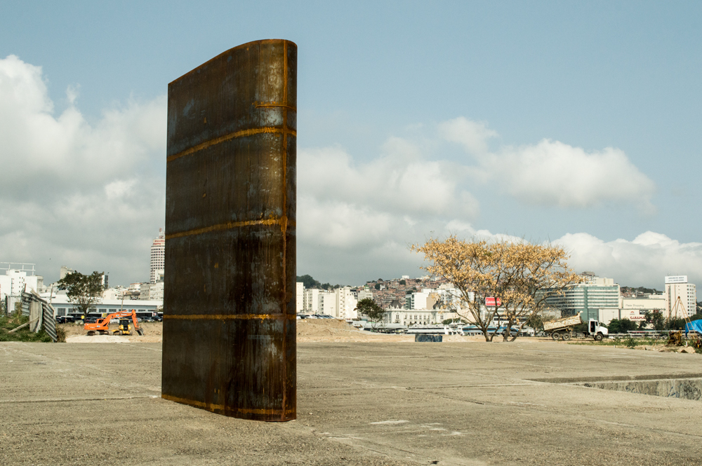 Escultura Monumento ao Horizonte de Felippe Moraes instalada no Caminho Niemeyer em Niterói enquadrando o horizonte do Rio de Janeiro.