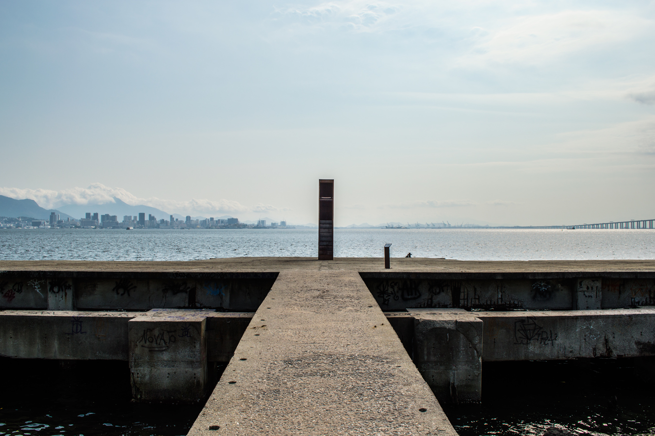 Escultura Monumento ao Horizonte de Felippe Moraes instalada no Caminho Niemeyer em Niterói enquadrando o horizonte do Rio de Janeiro.