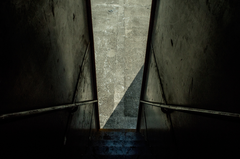 escada interna da escultura Monumento ao Horizonte de Felippe Moraes instalada no Caminho Niemeyer em Niterói enquadrando o horizonte do Rio de Janeiro