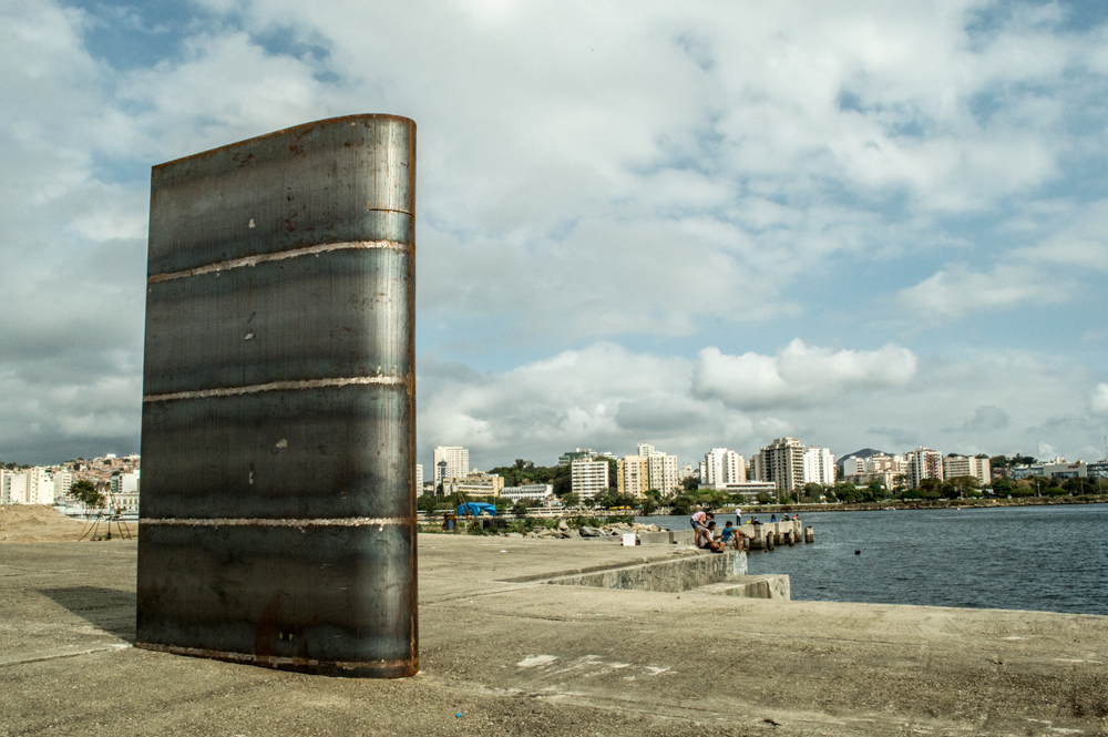 Escultura Monumento ao Horizonte de Felippe Moraes instalada no Caminho Niemeyer em Niterói enquadrando o horizonte do Rio de Janeiro.
