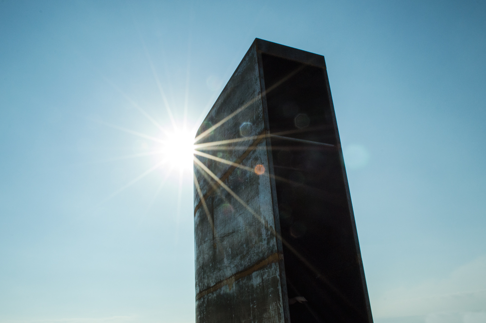 Escultura Monumento ao Horizonte de Felippe Moraes instalada no Caminho Niemeyer em Niterói enquadrando o horizonte do Rio de Janeiro.