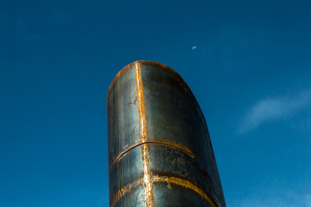 Escultura Monumento ao Horizonte de Felippe Moraes instalada no Caminho Niemeyer em Niterói enquadrando o horizonte do Rio de Janeiro.