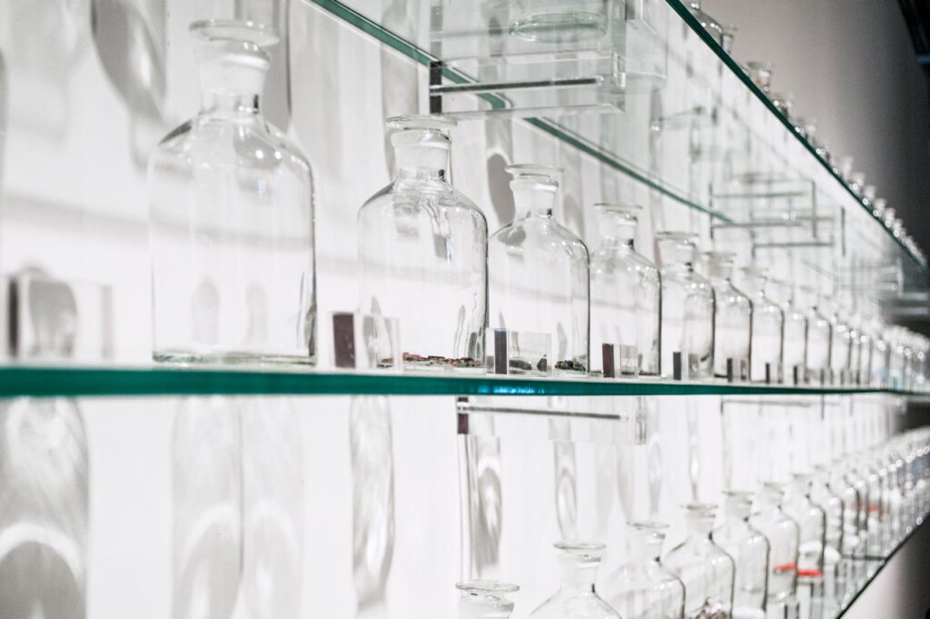 Instalação O Peso do Verbo de Felippe Moraes com recipientes contendo materiais condutores de eletricidade.