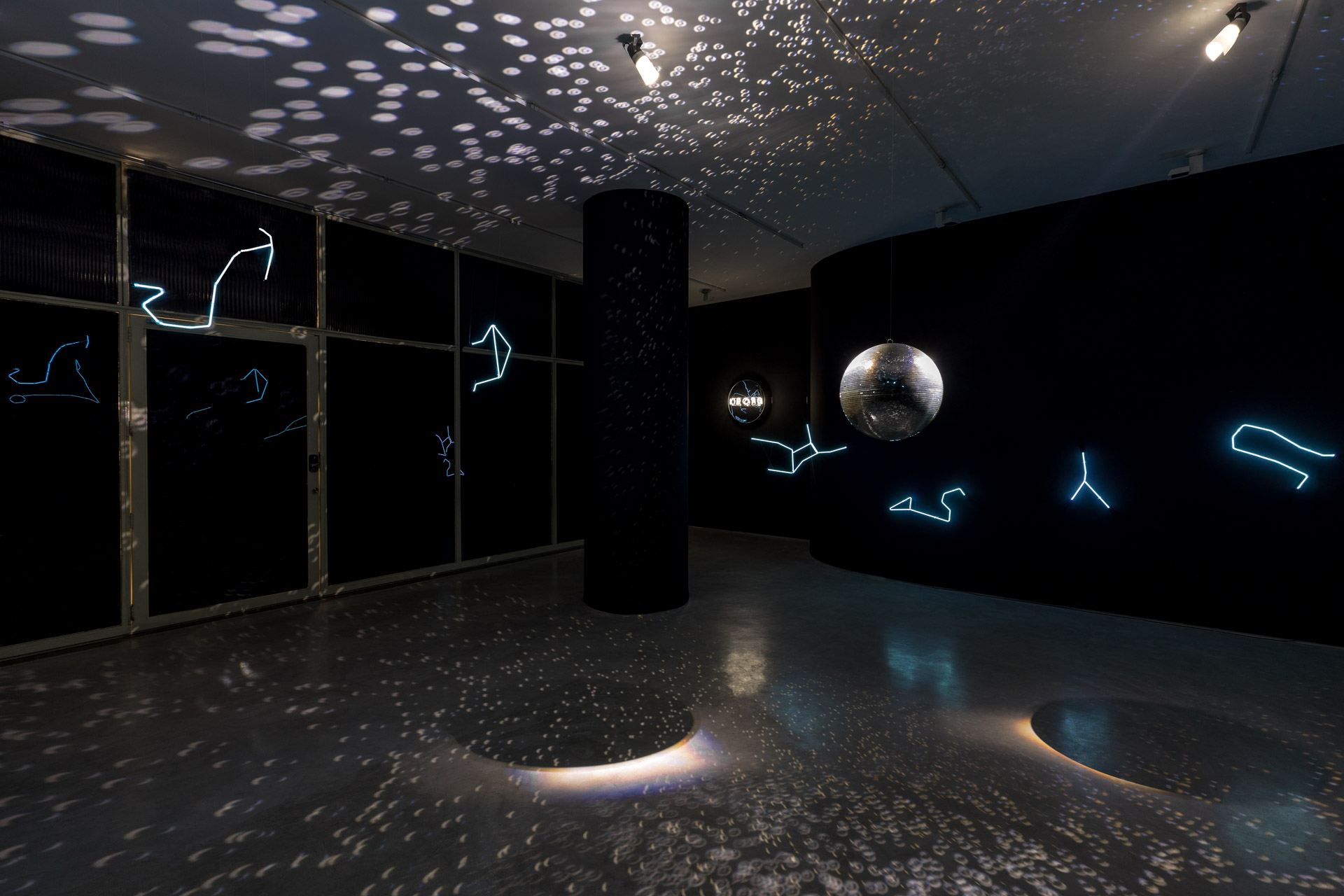 Instalação Solaris Discotecum de Felippe Moraes com globo espelhado e constelações na exposição Ovo Cósmico na Verve Galeria