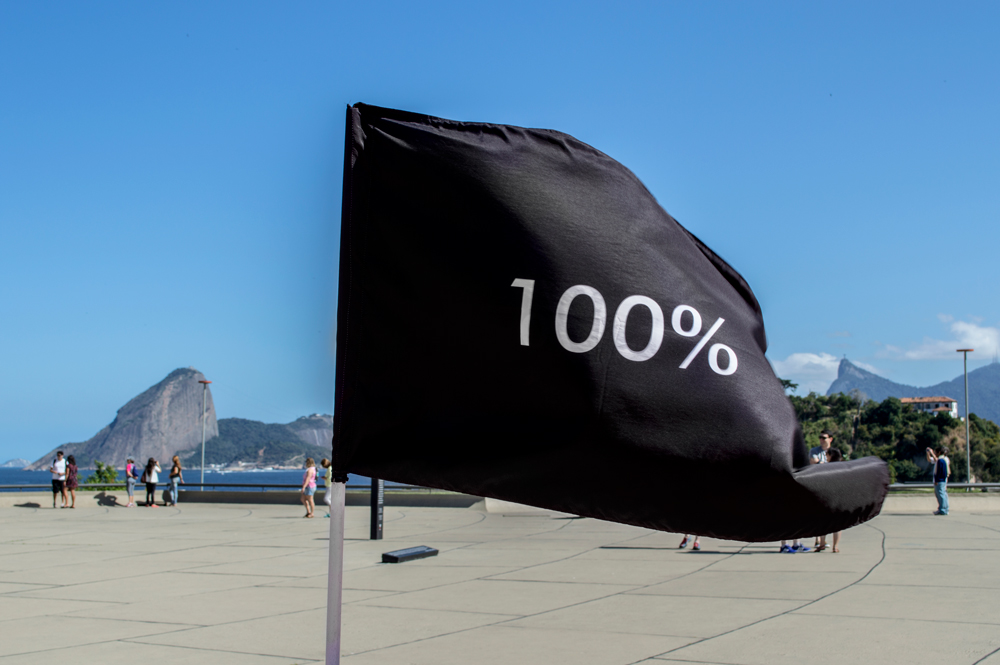 Instalação Progressão de Felippe Moraes com 26 bandeiras em progressão tonal na rampa do MAC Niterói