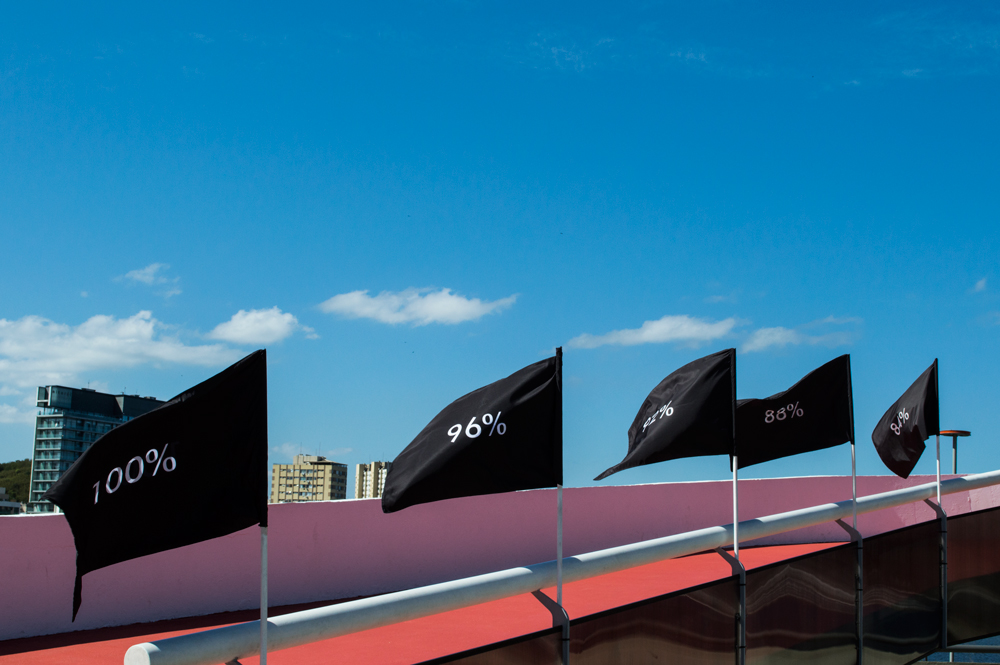 Progressão, 2016 26 bandeiras de impressão de sublimação sobre poliéster 70x100cm (cada)