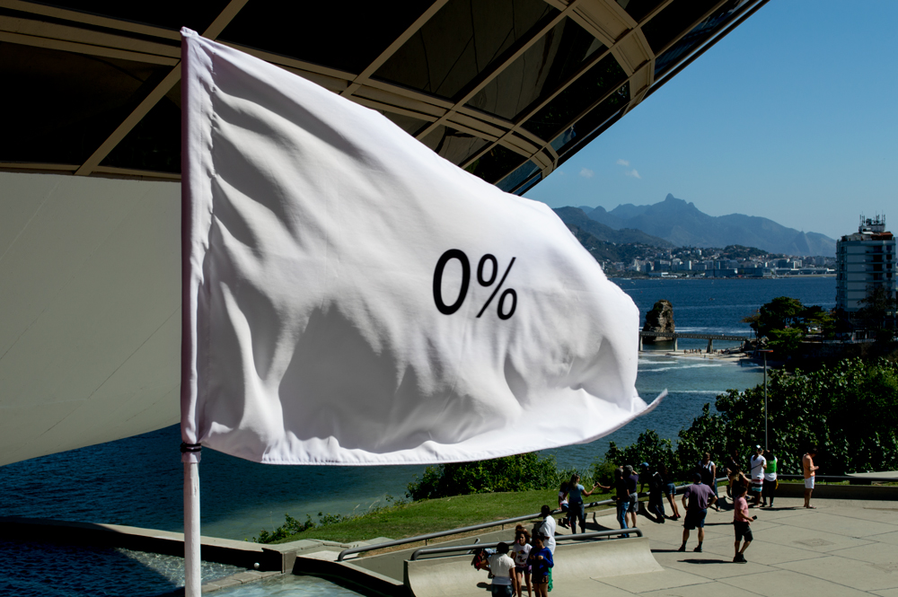 Instalação Progressão de Felippe Moraes com 26 bandeiras em progressão tonal na rampa do MAC Niterói