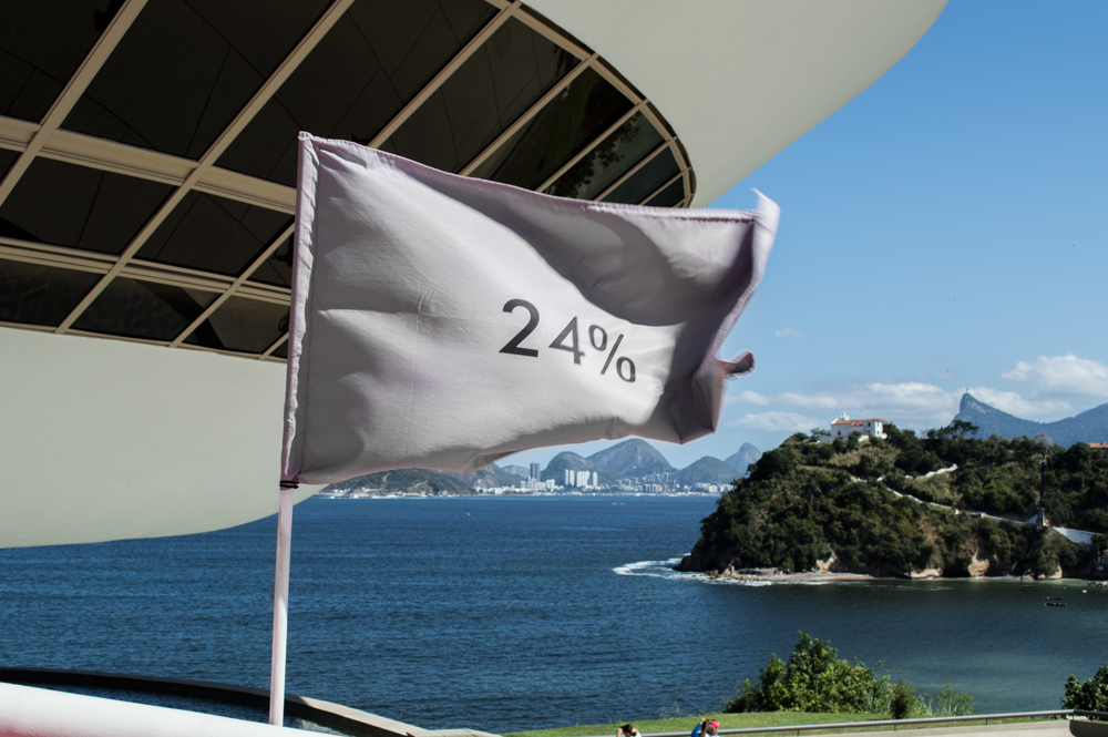 Instalação Progressão de Felippe Moraes com 26 bandeiras em progressão tonal na rampa do MAC Niterói