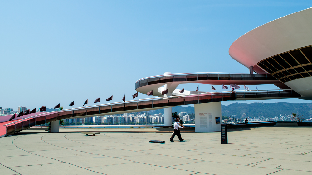 Progressão, 2016 26 bandeiras de impressão de sublimação sobre poliéster 70x100cm (cada)