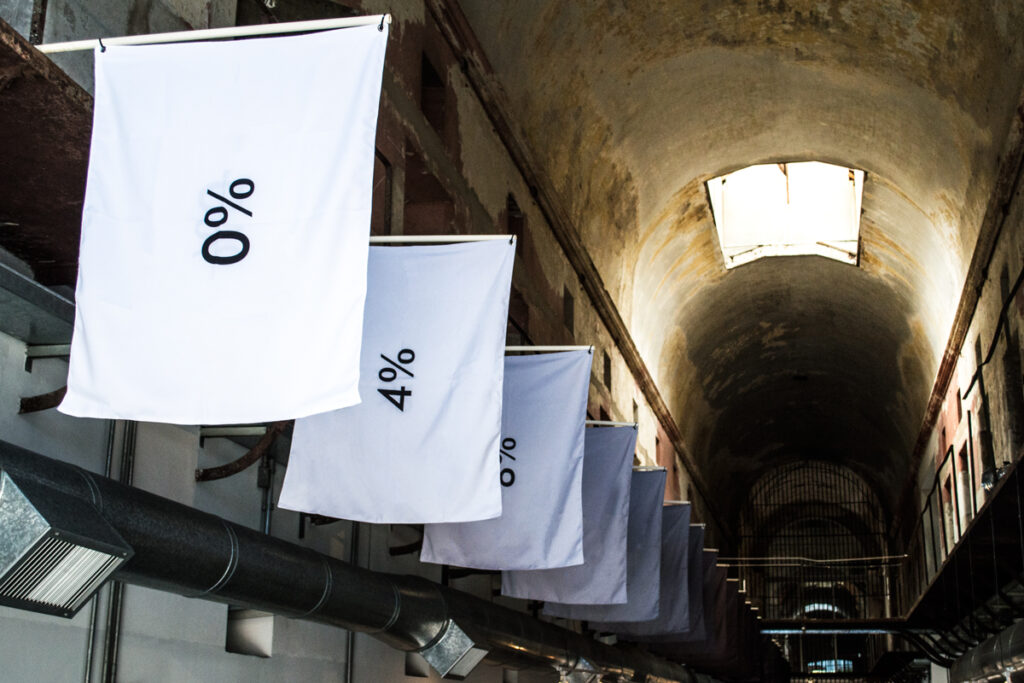 Vista da exposição Proporción de Felippe Moraes com estruturas visuais baseadas em matemática