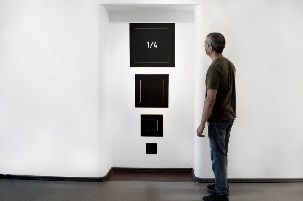 Instalação da exposição Proporción com elementos gráficos e proporções matemáticas