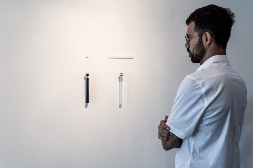 Vista da exposição Proporción de Felippe Moraes com estruturas visuais baseadas em matemática