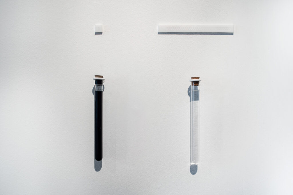 Vista da exposição Proporción de Felippe Moraes com estruturas visuais baseadas em matemática