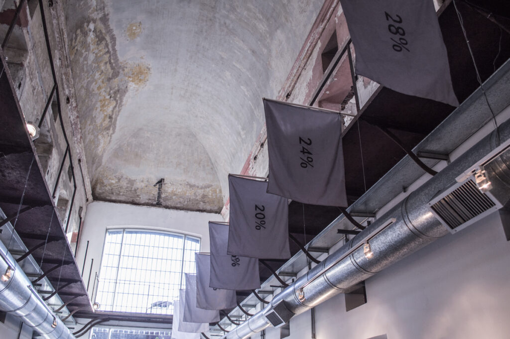 Vista da exposição Proporción de Felippe Moraes com estruturas visuais baseadas em matemática