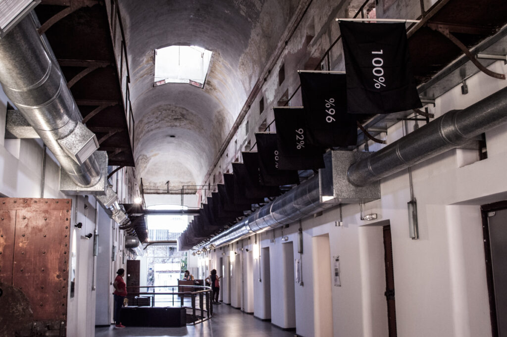 Vista da exposição Proporción de Felippe Moraes com estruturas visuais baseadas em matemática