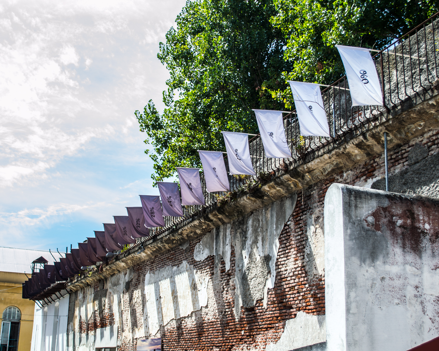 Vista da exposição Proporción de Felippe Moraes com estruturas visuais baseadas em matemática