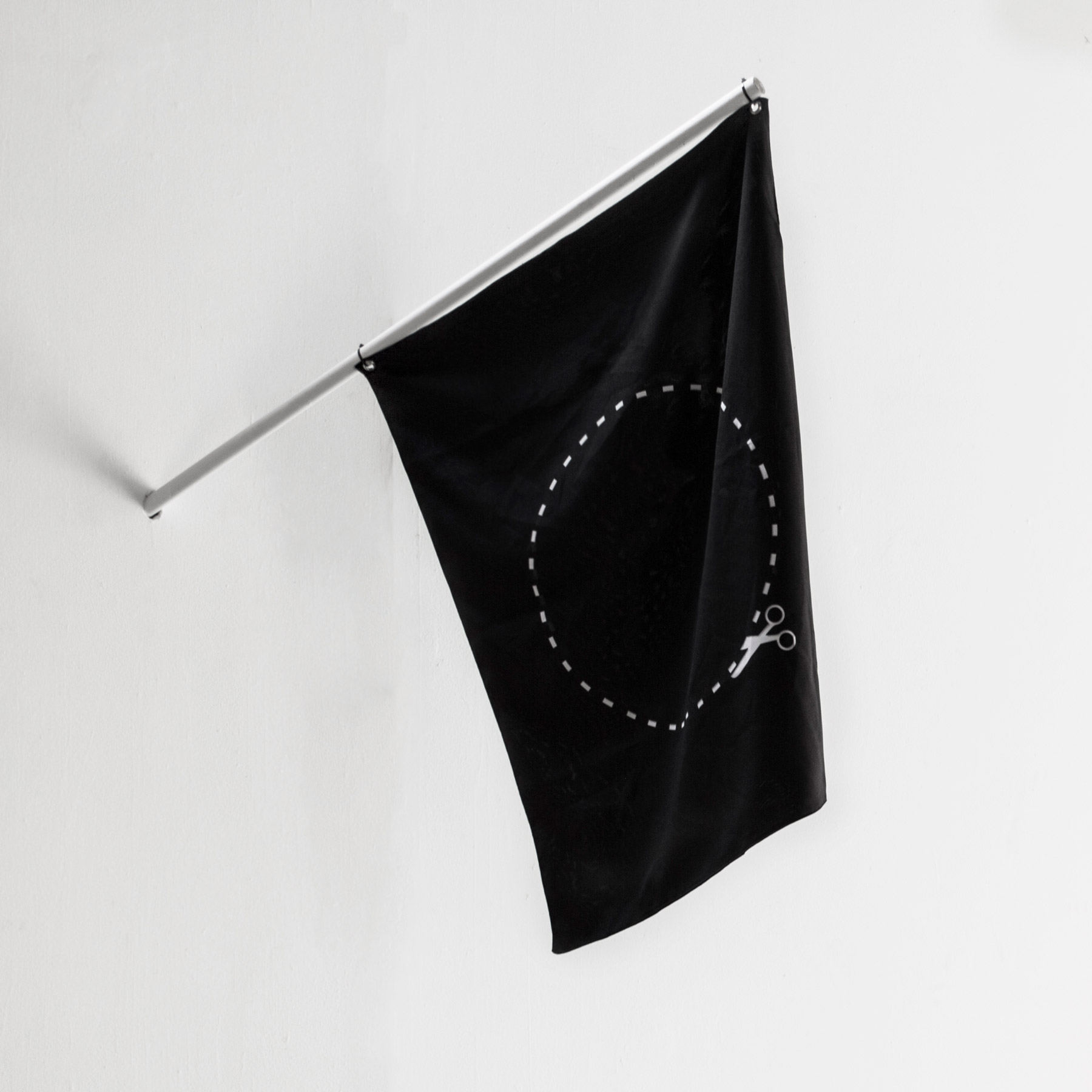 Bandeira Revolução Faça Você Mesmo de Felippe Moraes com linha pontilhada circular indicando corte no tecido