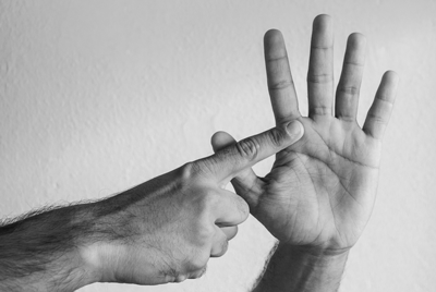 Políptico Chão Medido de Felippe Moraes que reflete sobre a medição e divisão da terra.