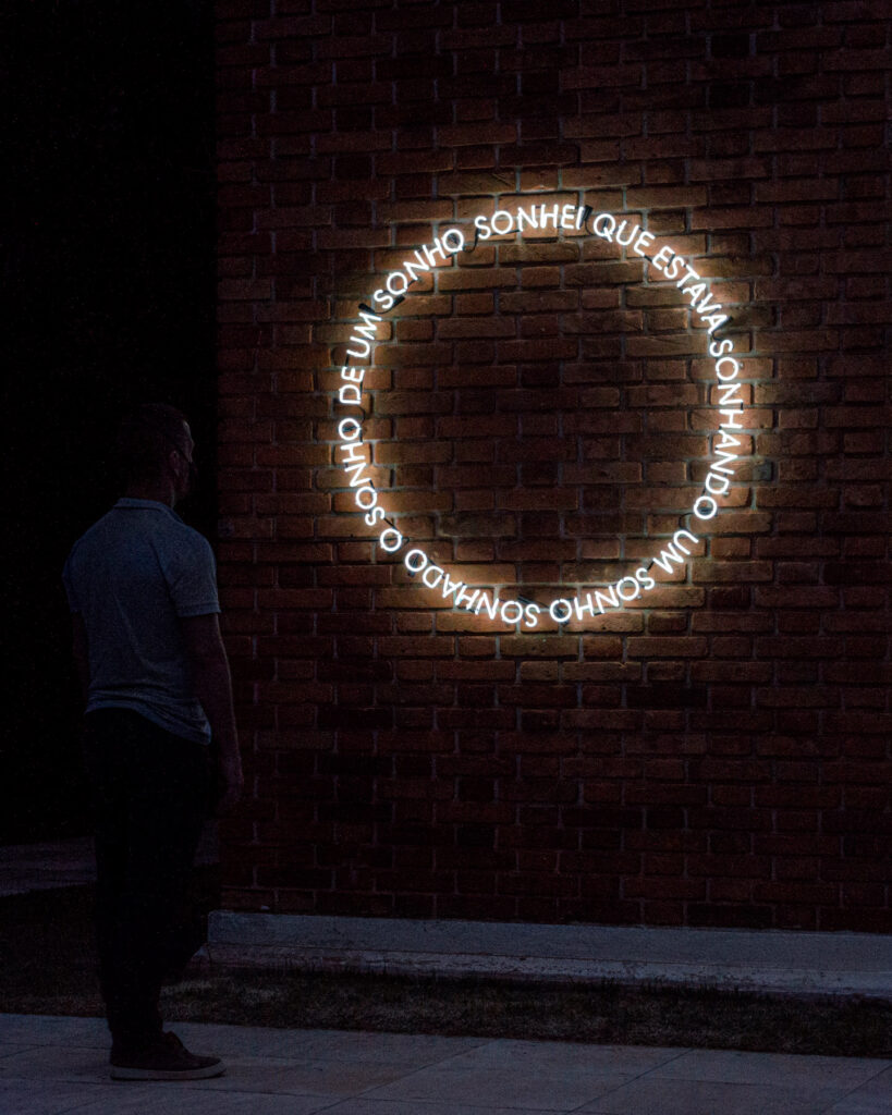 Letreiro em néon circular com a frase Sonho de um sonho, obra de Felippe Moraes inspirada em samba-enredo de Martinho da Vila