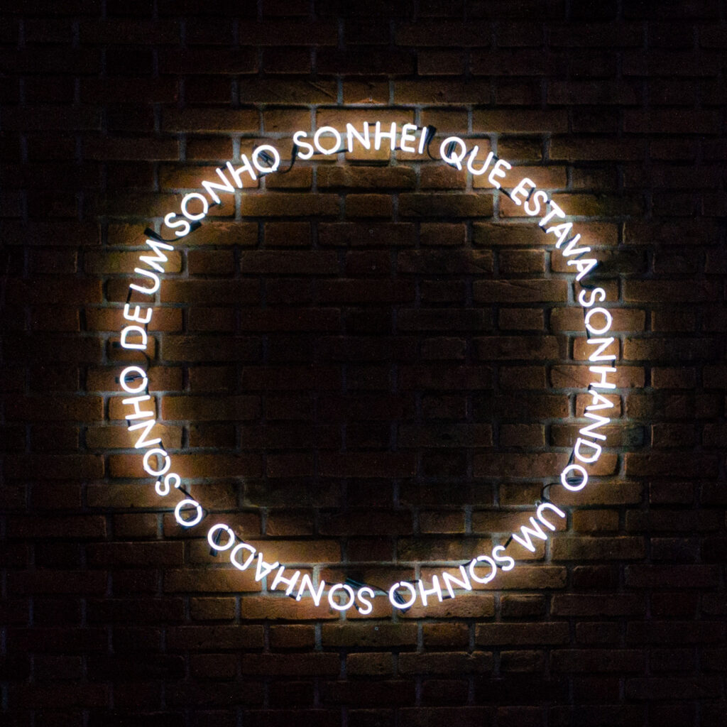 Letreiro em néon circular com a frase “Sonho de um sonho”, obra de Felippe Moraes inspirada em samba-enredo de Martinho da Vila