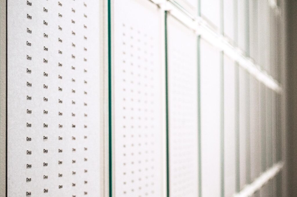 Palavras “Deus” recortadas de Bíblia reunidas na obra Verbo de Felippe Moraes.