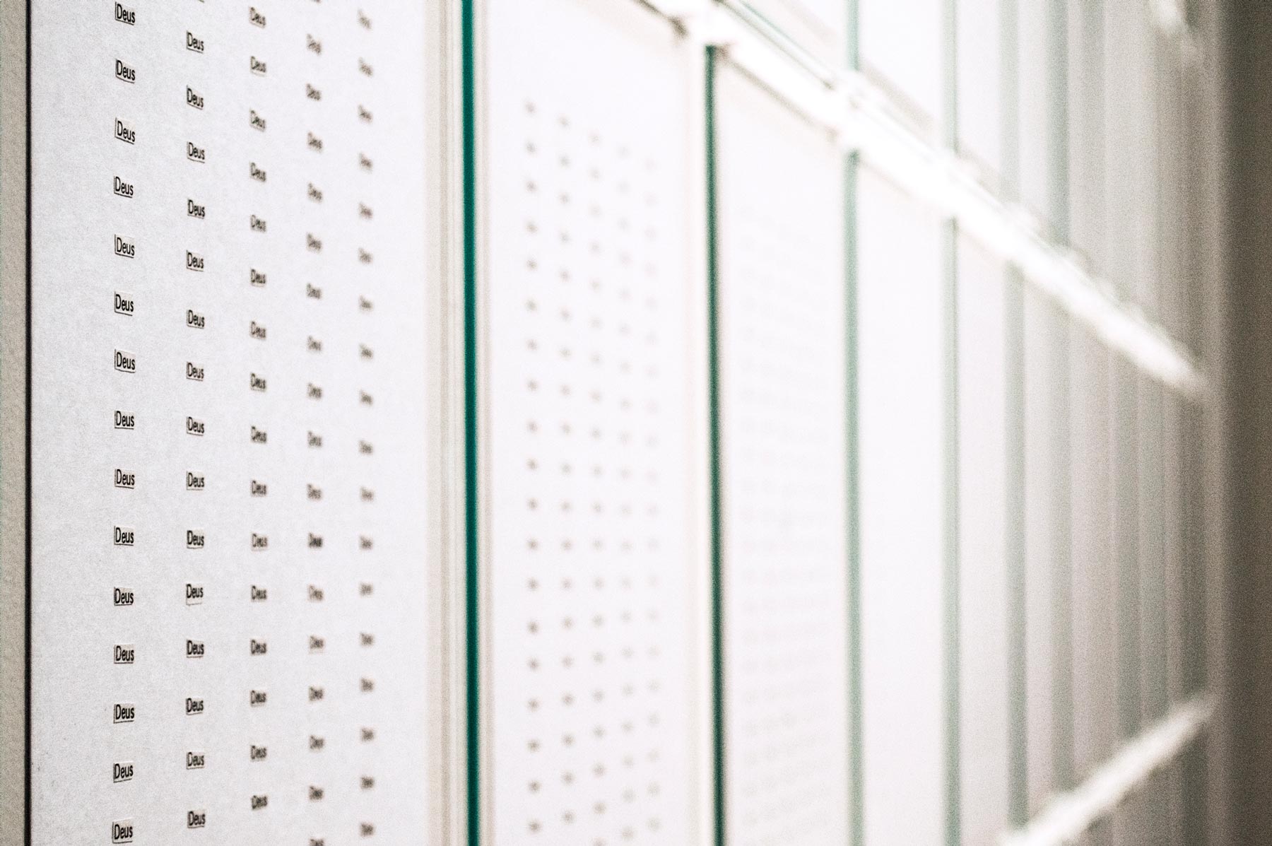 Palavras “Deus” recortadas de Bíblia reunidas na obra Verbo de Felippe Moraes.