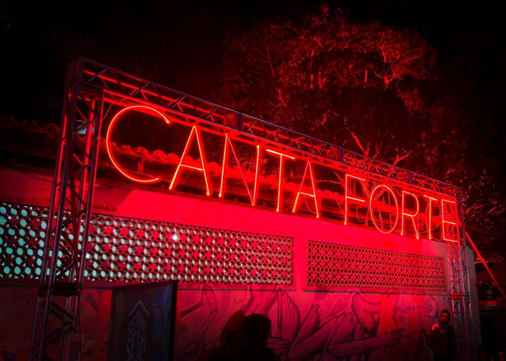 Néons da série Samba Exaltação de Felippe Moraes instalados no Festival de Inverno SESC Itaipava 2025