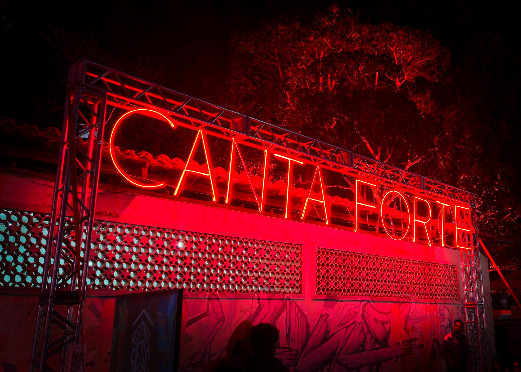 Néons da série Samba Exaltação de Felippe Moraes instalados no Festival de Inverno SESC Itaipava 2025