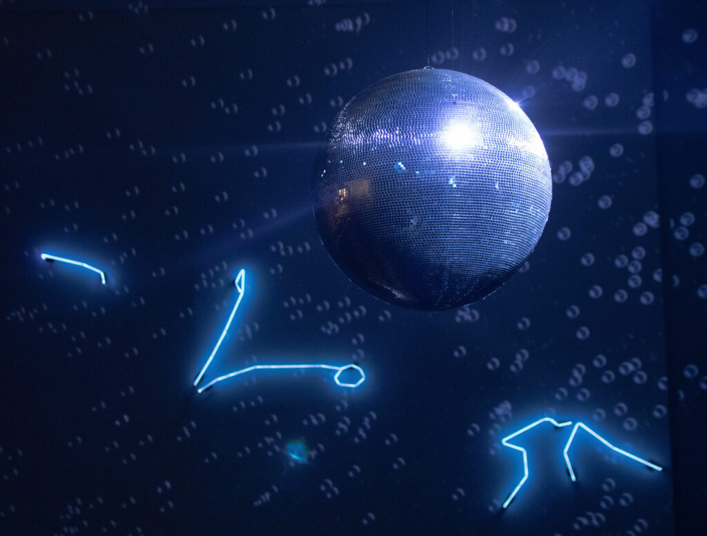 Solaris Discotecum (2023), instalação de Felippe Moraes com constelações do zodíaco em néon e globo espelhado representando o sistema solar