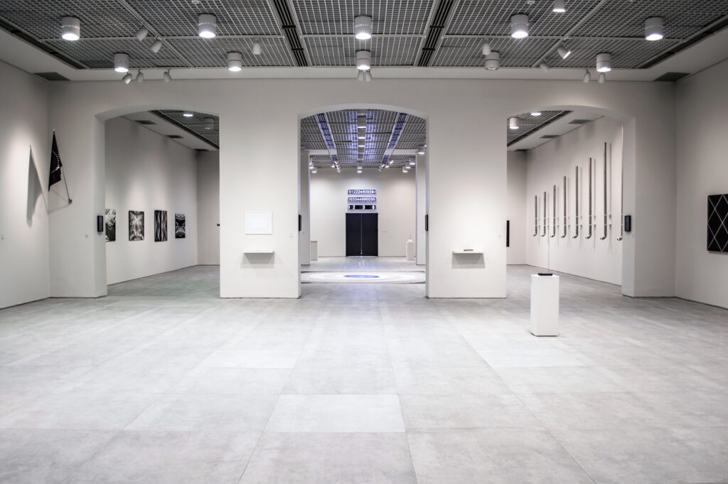 Vista da exposição Imensurável de Felippe Moraes na CAIXA Cultural Fortaleza com múltiplas obras e instalações